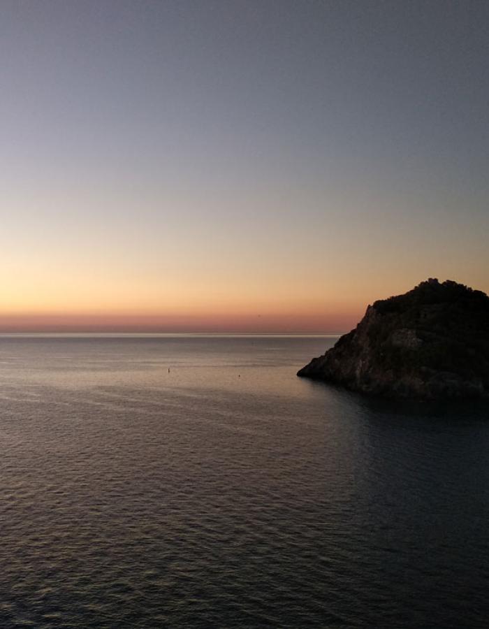 Isola di Bergeggi pronta a salutare il nuovo giorno - 13 settembre ore. 6.46 - (Ph: Marta Berta)