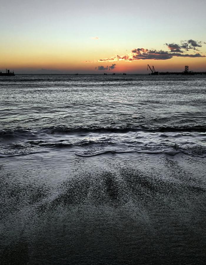 Vado Ligure all'alba (Ph: Franco Galatolo)